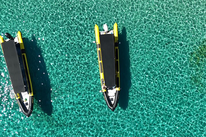 Speedboot-Tour von Split zur Blauen Grotte, Hvar und umliegenden Inseln, die atemberaubende Adriaküste und Aktivitäten zeigt, Foto 46 | wizardtrip