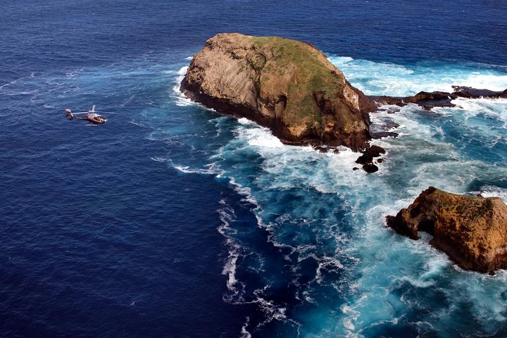 Naturskøn helikoptertur over Maui og Molokai, der viser klipper, vandfald og dale, foto 6 | wizardtrip