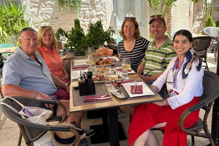 Un petit groupe profite d'un tour gastronomique et œnologique dans les rues historiques et les marchés de Split, photo 7 | wizardtrip