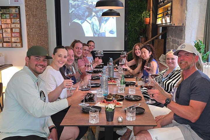 Un petit groupe profite d'un tour gastronomique et œnologique dans les rues historiques et les marchés de Split, photo 13 | wizardtrip