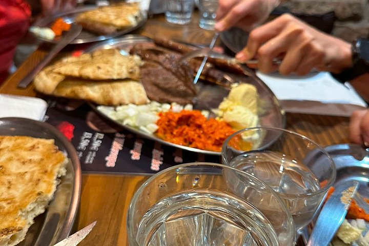Un petit groupe profite d'un tour gastronomique et œnologique dans les rues historiques et les marchés de Split, photo 14 | wizardtrip