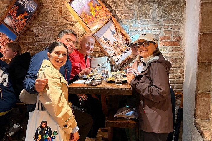 Un petit groupe profite d'un tour gastronomique et œnologique dans les rues historiques et les marchés de Split, photo 16 | wizardtrip
