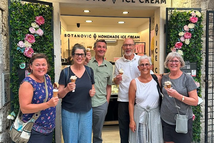 Un petit groupe profite d'un tour gastronomique et œnologique dans les rues historiques et les marchés de Split, photo 17 | wizardtrip