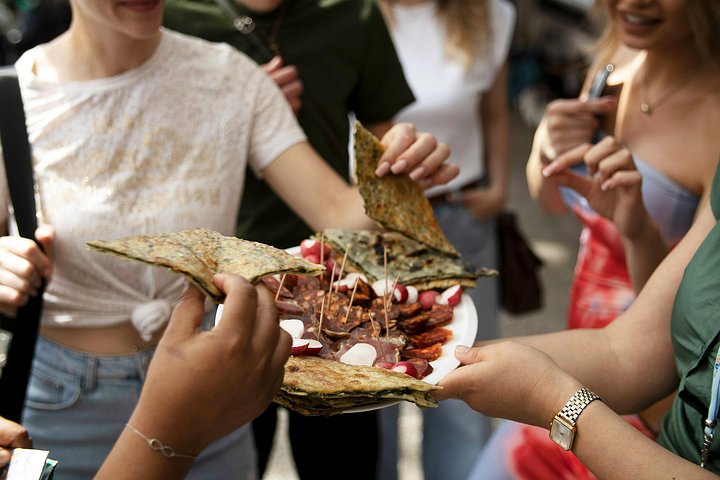 Un petit groupe profite d'un tour gastronomique et œnologique dans les rues historiques et les marchés de Split, photo 19 | wizardtrip