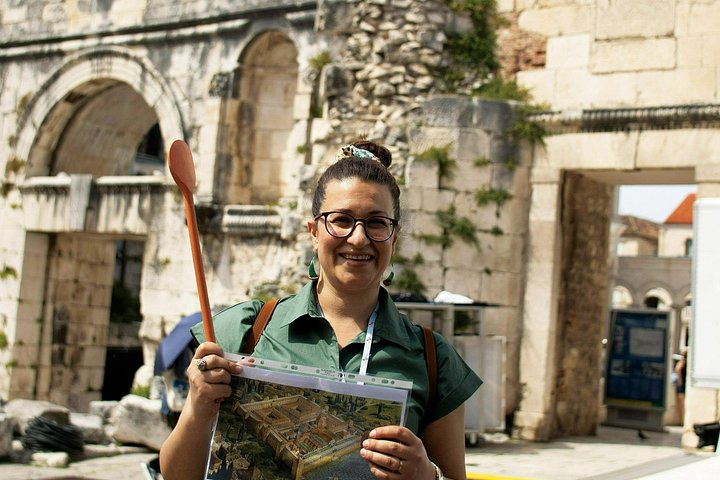 Un petit groupe profite d'un tour gastronomique et œnologique dans les rues historiques et les marchés de Split, photo 20 | wizardtrip