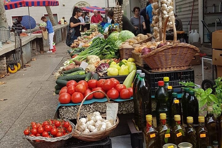 Un petit groupe profite d'un tour gastronomique et œnologique dans les rues historiques et les marchés de Split, photo 22 | wizardtrip