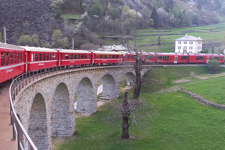 ミラノからサンモリッツへのスイスアルプスを巡る景色の良い列車旅、ベルニナ・レッドトレイン、写真30 | wizardtrip