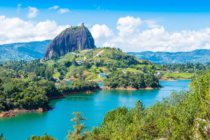 Dagsutflykt till Guatapé, Colombia, med den färgglada staden, El Peñol-klippan och en båttur, foto 6 | wizardtrip