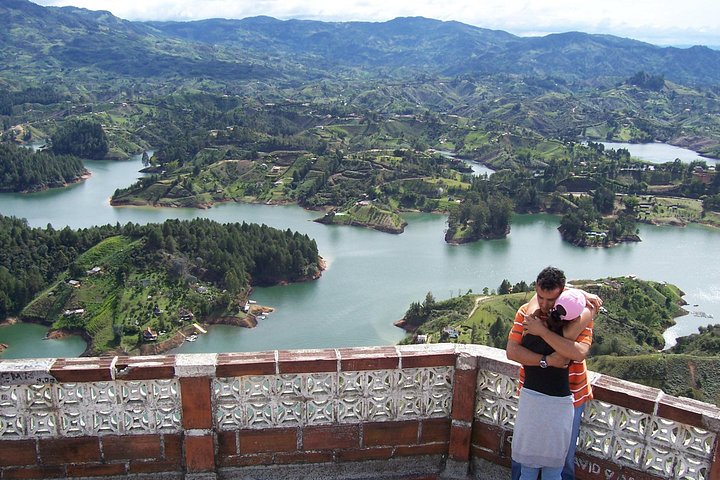 Dagsutflykt till Guatapé, Colombia, med den färgglada staden, El Peñol-klippan och en båttur, foto 8 | wizardtrip