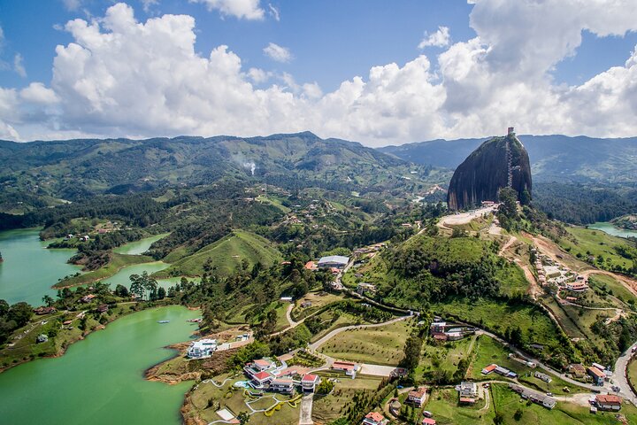 Dagsutflykt till Guatapé, Colombia, med den färgglada staden, El Peñol-klippan och en båttur, foto 9 | wizardtrip