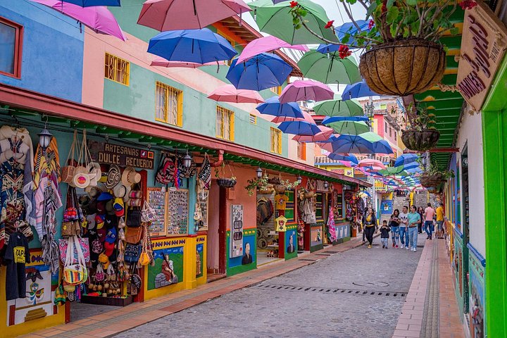 Dagsutflykt till Guatapé, Colombia, med den färgglada staden, El Peñol-klippan och en båttur, foto 13 | wizardtrip
