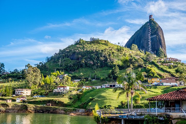 Dagsutflykt till Guatapé, Colombia, med den färgglada staden, El Peñol-klippan och en båttur, foto 15 | wizardtrip