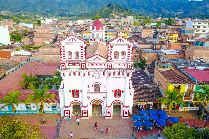 Dagsutflykt till Guatapé, Colombia, med den färgglada staden, El Peñol-klippan och en båttur, foto 17 | wizardtrip