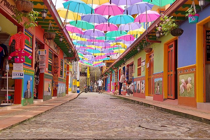 Dagsutflykt till Guatapé, Colombia, med den färgglada staden, El Peñol-klippan och en båttur, foto 18 | wizardtrip