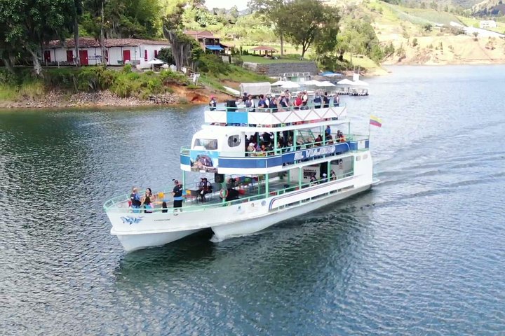 Dagsutflykt till Guatapé, Colombia, med den färgglada staden, El Peñol-klippan och en båttur, foto 19 | wizardtrip