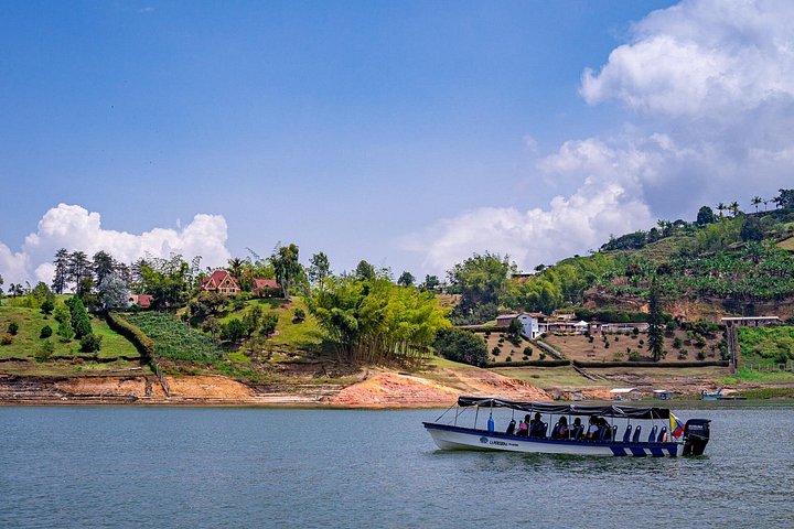 Dagsutflykt till Guatapé, Colombia, med den färgglada staden, El Peñol-klippan och en båttur, foto 22 | wizardtrip