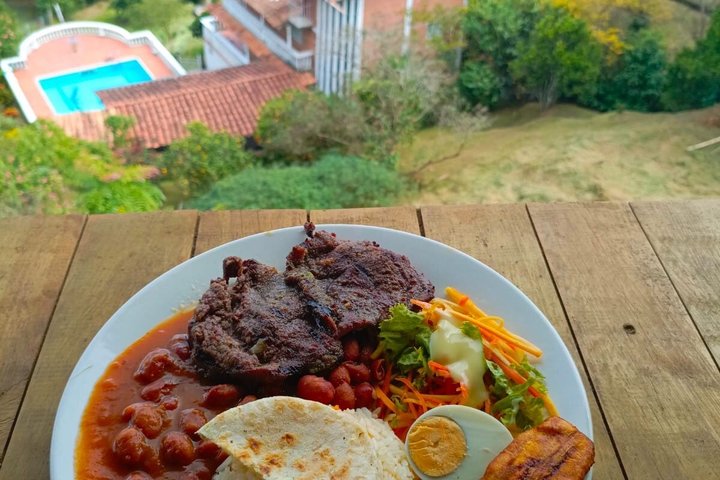 Dagsutflykt till Guatapé, Colombia, med den färgglada staden, El Peñol-klippan och en båttur, foto 24 | wizardtrip