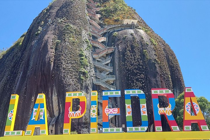 Dagsutflykt till Guatapé, Colombia, med den färgglada staden, El Peñol-klippan och en båttur, foto 25 | wizardtrip