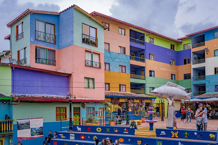 Dagsutflykt till Guatapé, Colombia, med den färgglada staden, El Peñol-klippan och en båttur, foto 27 | wizardtrip
