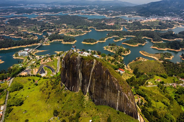 Dagsutflykt till Guatapé, Colombia, med den färgglada staden, El Peñol-klippan och en båttur, foto 33 | wizardtrip
