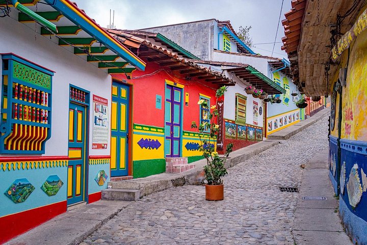 Dagsutflykt till Guatapé, Colombia, med den färgglada staden, El Peñol-klippan och en båttur, foto 34 | wizardtrip