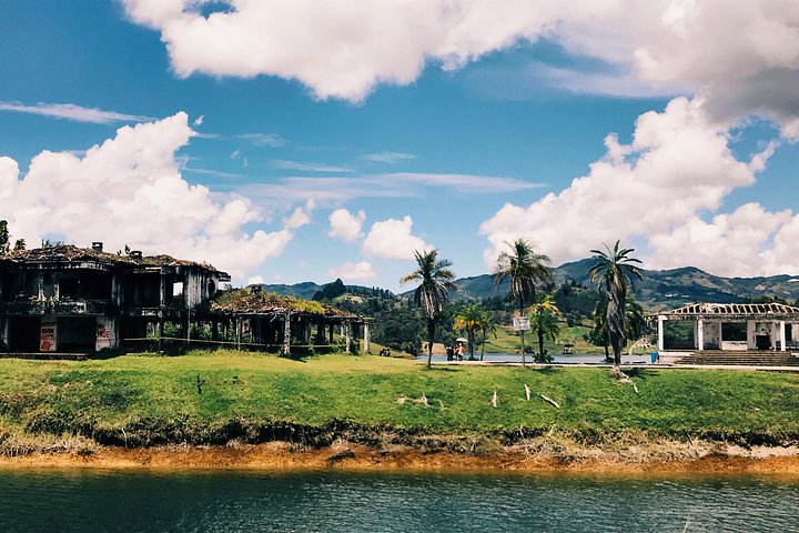 Dagsutflykt till Guatapé, Colombia, med den färgglada staden, El Peñol-klippan och en båttur, foto 36 | wizardtrip