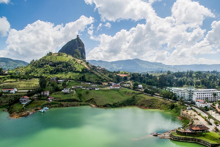 Dagsutflykt till Guatapé, Colombia, med den färgglada staden, El Peñol-klippan och en båttur, foto 38 | wizardtrip