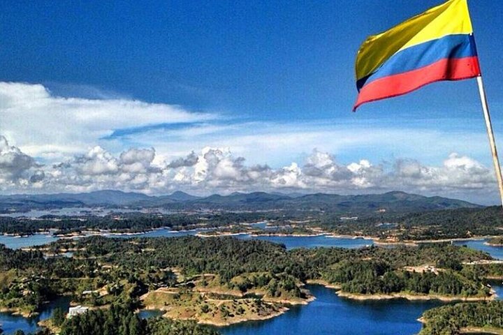 Dagsutflykt till Guatapé, Colombia, med den färgglada staden, El Peñol-klippan och en båttur, foto 40 | wizardtrip