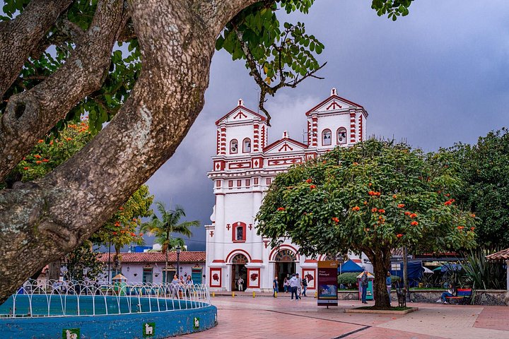 Dagsutflykt till Guatapé, Colombia, med den färgglada staden, El Peñol-klippan och en båttur, foto 43 | wizardtrip