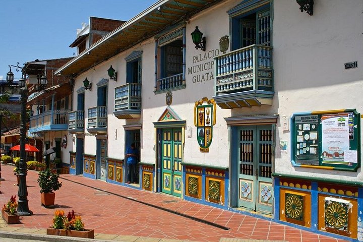 Dagsutflykt till Guatapé, Colombia, med den färgglada staden, El Peñol-klippan och en båttur, foto 45 | wizardtrip