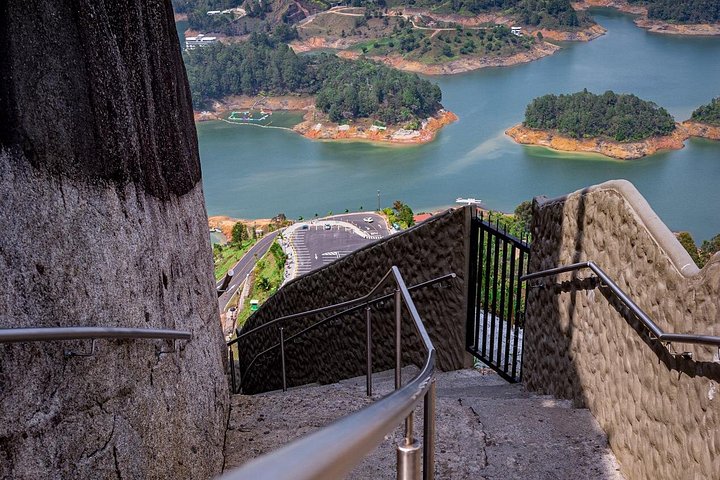 Dagsutflykt till Guatapé, Colombia, med den färgglada staden, El Peñol-klippan och en båttur, foto 49 | wizardtrip