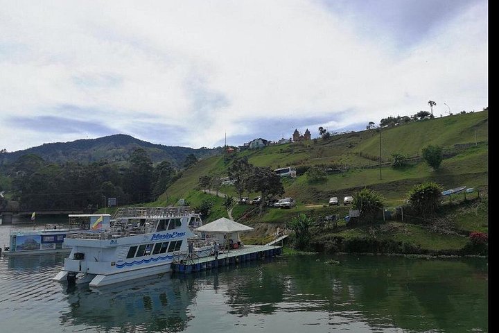Dagsutflykt till Guatapé, Colombia, med den färgglada staden, El Peñol-klippan och en båttur, foto 50 | wizardtrip