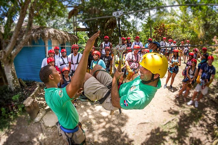 Oplev spændingen ved at svæve side om side gennem de frodige tropiske skove i Punta Cana, foto 9 | wizardtrip