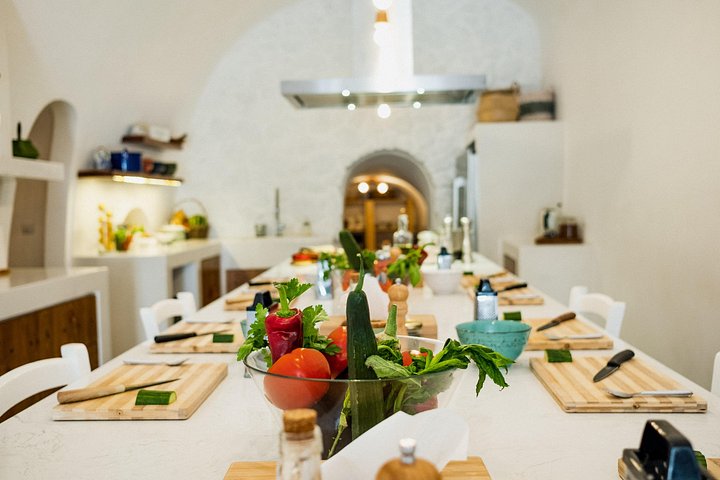 Apprenez à cuisiner des plats grecs traditionnels dans une maison troglodyte de Santorin avec Petra Kouzina, photo 7 | wizardtrip