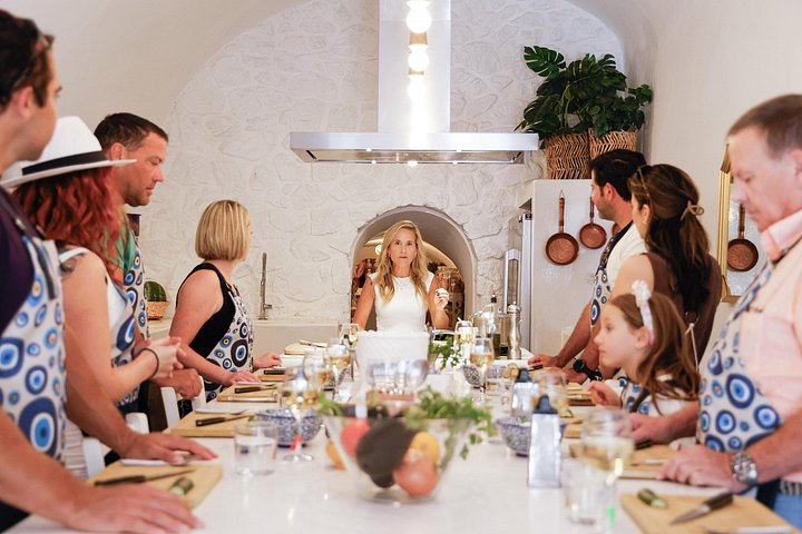 Apprenez à cuisiner des plats grecs traditionnels dans une maison troglodyte de Santorin avec Petra Kouzina, photo 8 | wizardtrip