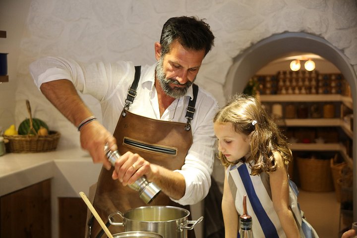 Apprenez à cuisiner des plats grecs traditionnels dans une maison troglodyte de Santorin avec Petra Kouzina, photo 12 | wizardtrip