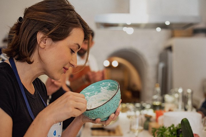 Apprenez à cuisiner des plats grecs traditionnels dans une maison troglodyte de Santorin avec Petra Kouzina, photo 18 | wizardtrip