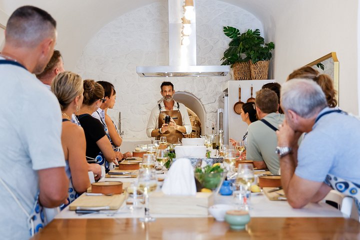 Apprenez à cuisiner des plats grecs traditionnels dans une maison troglodyte de Santorin avec Petra Kouzina, photo 23 | wizardtrip