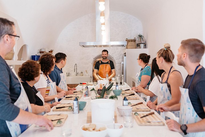 Apprenez à cuisiner des plats grecs traditionnels dans une maison troglodyte de Santorin avec Petra Kouzina, photo 37 | wizardtrip