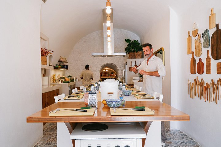 Apprenez à cuisiner des plats grecs traditionnels dans une maison troglodyte de Santorin avec Petra Kouzina, photo 38 | wizardtrip