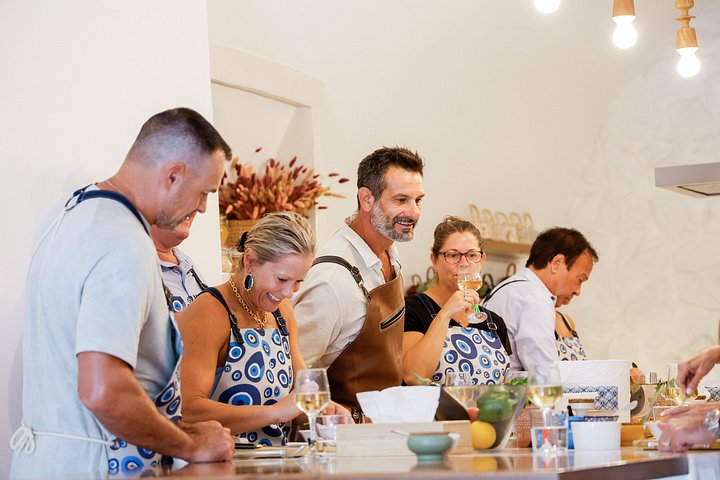 Apprenez à cuisiner des plats grecs traditionnels dans une maison troglodyte de Santorin avec Petra Kouzina, photo 39 | wizardtrip