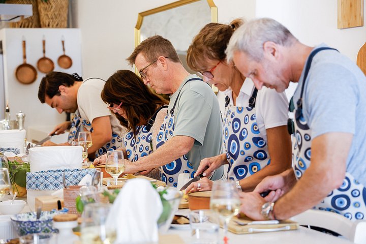 Apprenez à cuisiner des plats grecs traditionnels dans une maison troglodyte de Santorin avec Petra Kouzina, photo 40 | wizardtrip