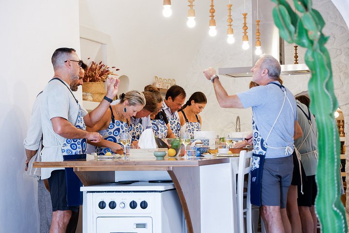 Apprenez à cuisiner des plats grecs traditionnels dans une maison troglodyte de Santorin avec Petra Kouzina, photo 41 | wizardtrip