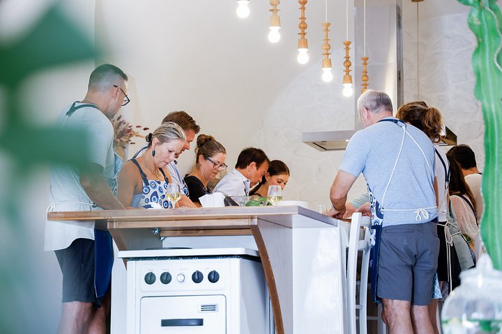 Apprenez à cuisiner des plats grecs traditionnels dans une maison troglodyte de Santorin avec Petra Kouzina, photo 42 | wizardtrip