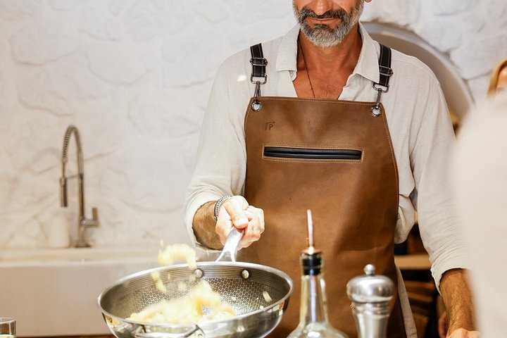 Apprenez à cuisiner des plats grecs traditionnels dans une maison troglodyte de Santorin avec Petra Kouzina, photo 43 | wizardtrip