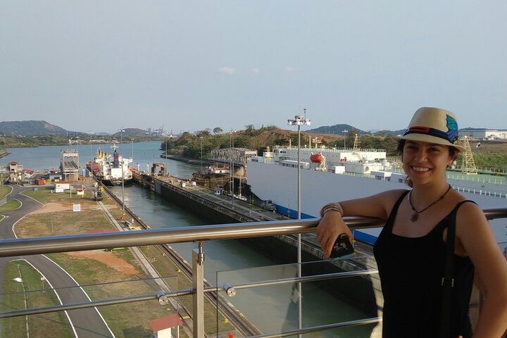 Des touristes explorent le canal de Panama et le lac Gatun, observant des navires et la faune, photo 8 | wizardtrip