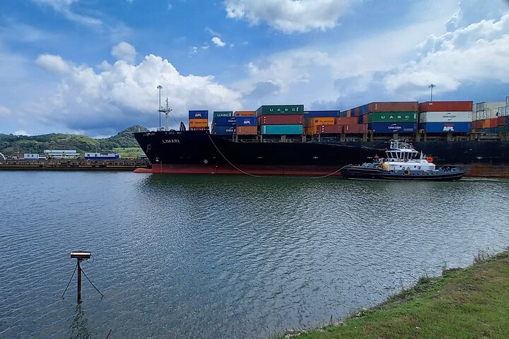 Des touristes explorent le canal de Panama et le lac Gatun, observant des navires et la faune, photo 10 | wizardtrip