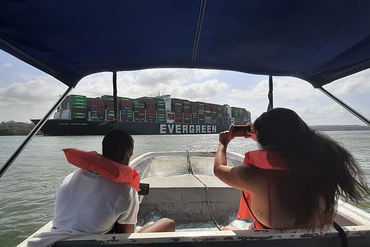 Des touristes explorent le canal de Panama et le lac Gatun, observant des navires et la faune, photo 15 | wizardtrip