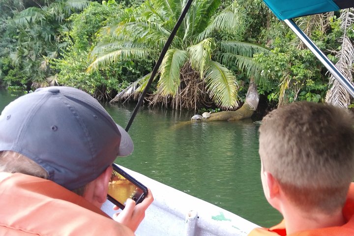 Des touristes explorent le canal de Panama et le lac Gatun, observant des navires et la faune, photo 16 | wizardtrip