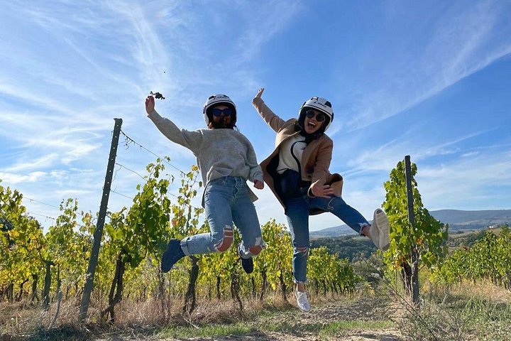 Tour panoramique en Vespa à travers les vignobles toscans et les villages médiévaux avec dégustation de vin et déjeuner, photo 17 | wizardtrip